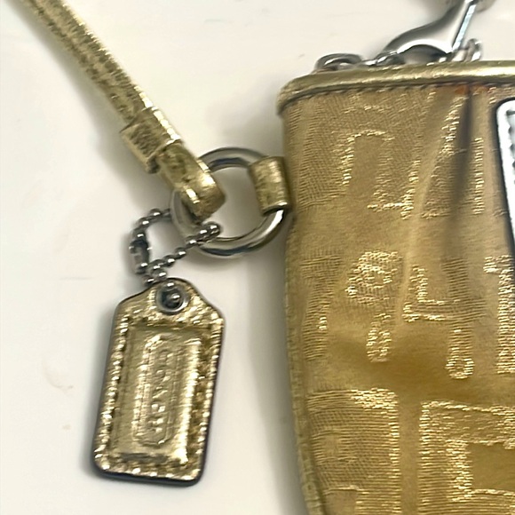 NWOT- COACH POPPY SIGNITURE WRISTLET - Picture 3 of 5